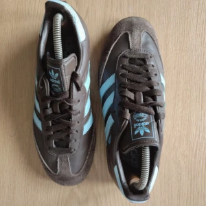 Adidas samba  - Slutsålda adidas samba i brun och ljusblå. Helt nya använt fåtal gånger :) 