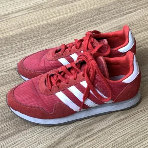 Adidas Haven Trainers - Adidas Haven Trainers köpta 2018 och verkar inte finnas att köpa längre, sparsamt använda men syns att de är lite använda. Är storlek 38 2/3 och i sista bilden går det att se mer specifikt vad måtten är. Kan mötas upp i Linköping eller skickas☀️