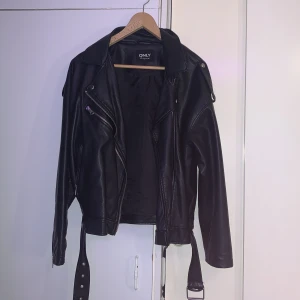 Skinnjacka  - Skit snygg skinnjacka som inte kommit till användning, storlek S men den är lite baggy! Hittar inte den på hemsidan men det är märket ONLY. Frakt tillkommer, skriv för frågor eller bilder med jackan på🫶🏻