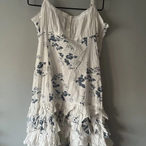 Sommar kläning -  Jättefin sommar klänning i storlek 40, säljer då den ej passade mig, skriv om du har frågor!💓