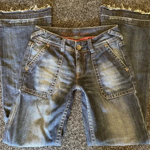 Tommy hilfiger bootcut jeans - Marinblå bootcut jeans med snygga detaljer från Tommy Hilfiger. Mått kan ges privat!