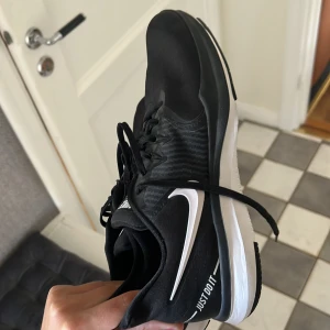 Löparskor - Nike skor i strlk 42, använda fåtal ggr men endast inomhus så väldigt fint skick! Pris diskuterbart