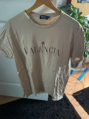 T-shirt  - Oversized T-shirt från bohoo köpt för 250 kr mitt pris 70 kr. Storlek m skick 10/10 