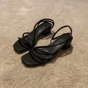 Svarta klackskor - Assnygga svarta klackskor från HM. Köpta förra veckan men upptäckte för sen att de är för stora, och därför aldrig använda. Lagom hög klack och därför lätta att gå i.