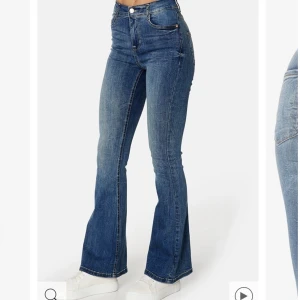 Tove High Waist Flared Superstretch Blue Denim - Säljer jeans från Bubbleroom. Har använt jeansen en gång, är som nya. Köpa för 449kr.  Kan mötas upp i närheten av där jag bor. 