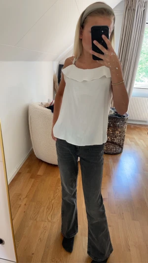 Linne - Säljer detta jättefina linne med volang där uppe, använd fåtal gånger 