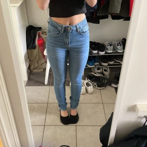 Jeans - Blivit förtajta för mig men tycker att dom är jättefina. Inte kommit till användning på jättelänge. Skulle säga att dom passar xs/S. Långa i benen. Inte spikat pris