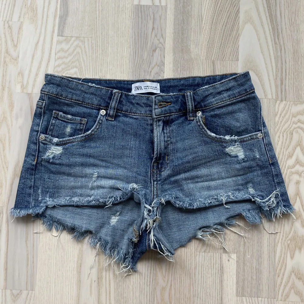 Säljer dessa snygga jeansshorts från Zara!! Modellen är lowwaist så de passar perfekt nu till sommaren!⚡️❣️  Köparen står för frakt. Shorts.