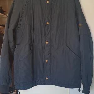 Jacka Vailent - Marinblå vår/sommarjacka från Vailent, storlek L.  Använd men fortfarande i gott skick. Köpt för 600:-