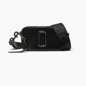 Marc Jacobs väska  - SÄLJER denna jättefina svarta äkta Marc Jacobs väskan i modellen The Snapshot DTM i jättebra skick! Finns möjlighet att köpa till ett extra axelremsband till väskan (bild 3)! Köparen står för frakten!Hör av dig vid intresse och egna bilder💞