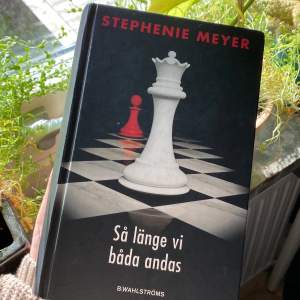 Stephanie Meyers bok ”Breaking Dawn” på svenska ”Så länge vi båda andas”. Sista boken i twilight serien<3 HARD COVER