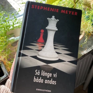 Twilight ”Så länge vi båda andas” (Breaking Dawn) - Stephanie Meyers bok ”Breaking Dawn” på svenska ”Så länge vi båda andas”. Sista boken i twilight serien<3 HARD COVER