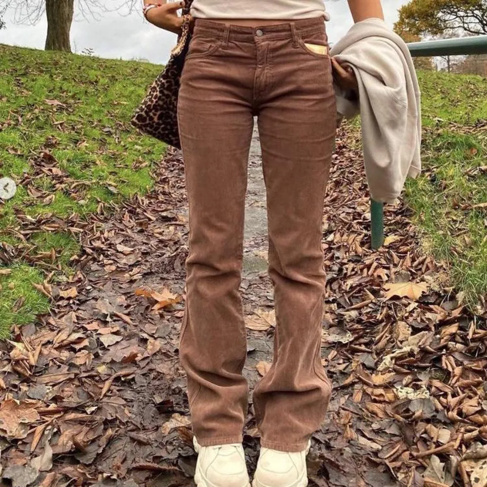 (Första bilden är inte min) Jättesnygga lågmidjade manchesterbyxor från Brandy Melville som tyvärr blivit för små för mig. De är i storlek S/36 men är inte jättestretchiga!🩷. Jeans & Byxor.