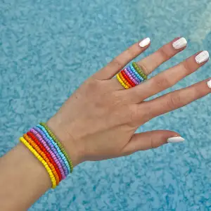 Säljer dessa handgjorda armband och ringar i olika färger för 5kr per ring och 15 kr per armband! 🩵🧡💚