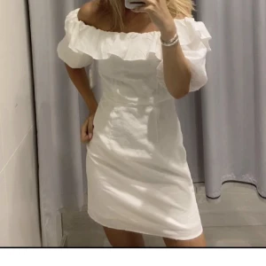 Vit klänning  - Säljer denna otroligt fina klänning som jag köpt här på plick 🤍 den är i linnematerial,  tänkte ha den på studenten men det blev en annan. Passar så bra till student eller midsommar! Passar mig som har XS/S/M i kläder! Budgivning om fler är intresserade 🫶🏽