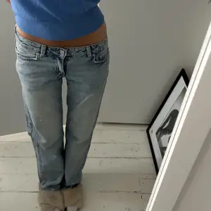 Jätte fina blåa lågmidjade straight leg jeans från weekday i modellen arrow💟super fint skick 