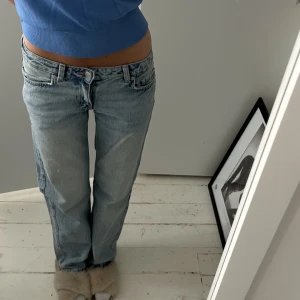 Jeans  - Jätte fina blåa lågmidjade straight leg jeans från weekday i modellen arrow💟super fint skick 