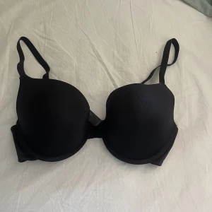 Svart BH - Säljer denna svarta BH:n från Ullared. Aldrig använd då jag insåg att jag köpt fel storlek. Den har lite push up men inget extremt. 