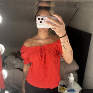 Röd topp - En jätte gullig röd topp som man kan på två olika sätt antingen off shoulder eller så som man bruka ha. 