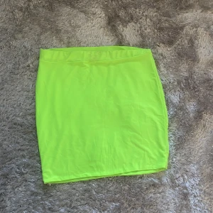 Neon grön kjol - Från boohoo strl 38. Endast använd 2 gånger.