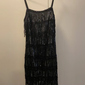 Kort paljettklänning  - Kort paljettklänning i stl M