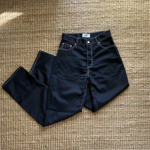 EYTYS benz cali jeans  - Svarta EYTYS jeans modell CALI med bruna/beige sömmar. Endast använt ett fåtal gånger. Står att det är midjemått 26 men de känns mer som en 28. Skulle säga att dessa passar dig som vanligtvis bär storlek 38/40 ✨