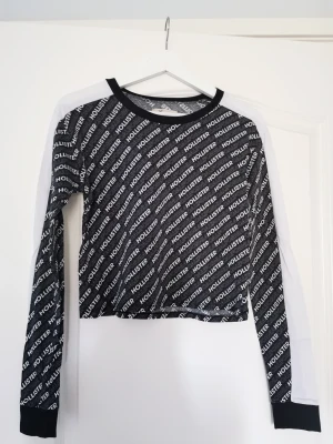 Långärmad, croppad tröja från Hollister - Svart och vit långärmad, croppad tröja från Hollister, som är i fint skick! 100% bomull.