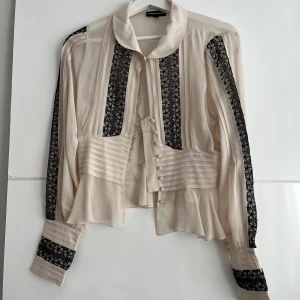 Blus - Blus från Warehouse. Sitter jättefint på. Storlek 12 men skulle säga att den är en M. Använd 1 gång. 