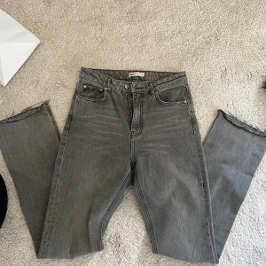 Gråa jeans - Perfekta gråa jeansen! Jättebra i längden på mig som är ca 165❣️avvända väldigt få gånger så de är som nya!