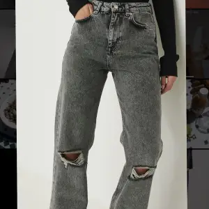 Jeans med vida ben och acid wash.  Använda en gång men säljes pga storrensning. Storlek medium 