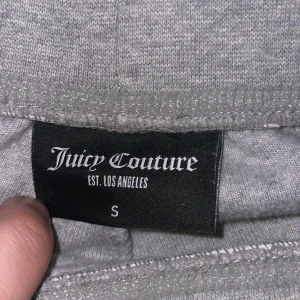 Gråa Juciy 650kr - Vill sälja mina gråa Juciy då jag inte använt de. De är i storlek S. I priset ingår frakt.