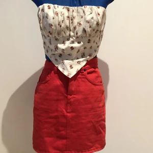 OUTFIT topp + kjol  - OUTFIT  Topp - oanvänd  Dragkedja baktill  Storlek- S  Kjol- Använd Max 2 gånger  Storlek - S  Färg - röd   Djur och rökfritt hem