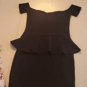 En svart väldigt söt peplum klänning från Oneness i strl S. Fint skick!