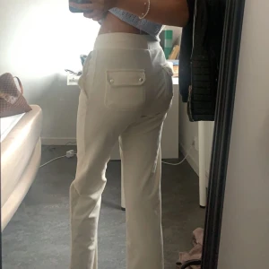 Vita juicy byxor  - Säljer mina älskade vita juicy byxor då de inte kommer till användning längre. Storlek XS men de är ganska stora i storleken. Ena metall grejen på snöret gick av i tvätten, därför säljer jag så billigt. Men har sparat den så det går att fixa enkelt🤗