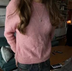 Supersnygg stickad tröja - Väldigt fin stickad tröja i bra skick som tyvärr inte kommer till användning, köpt på plick. Det finns en lagning av plagget vid magen som knappt syns. Stl M men skulle snarare säga S. Kom privat för mer information 