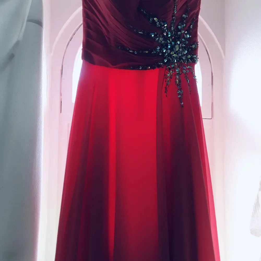 En riktig drömklänning 😍🥰❤️ Säljer en av min favoriter då den inte kommer till användning längre… en helt UNDERBAR klänning ❤️ (Nypris på den var 5299) . Klänningar.