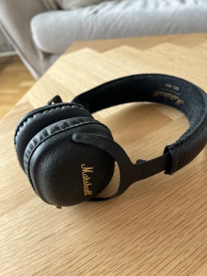 Marshell MID ANC - Säljer nu mina marshell som bara är använda några fåtal gånger, Har boxen och allt men laddsladd är borta men funkar lika bra att ladda med en vanligt Micro USB sladd. Funkar bra och är i bra skick 😊