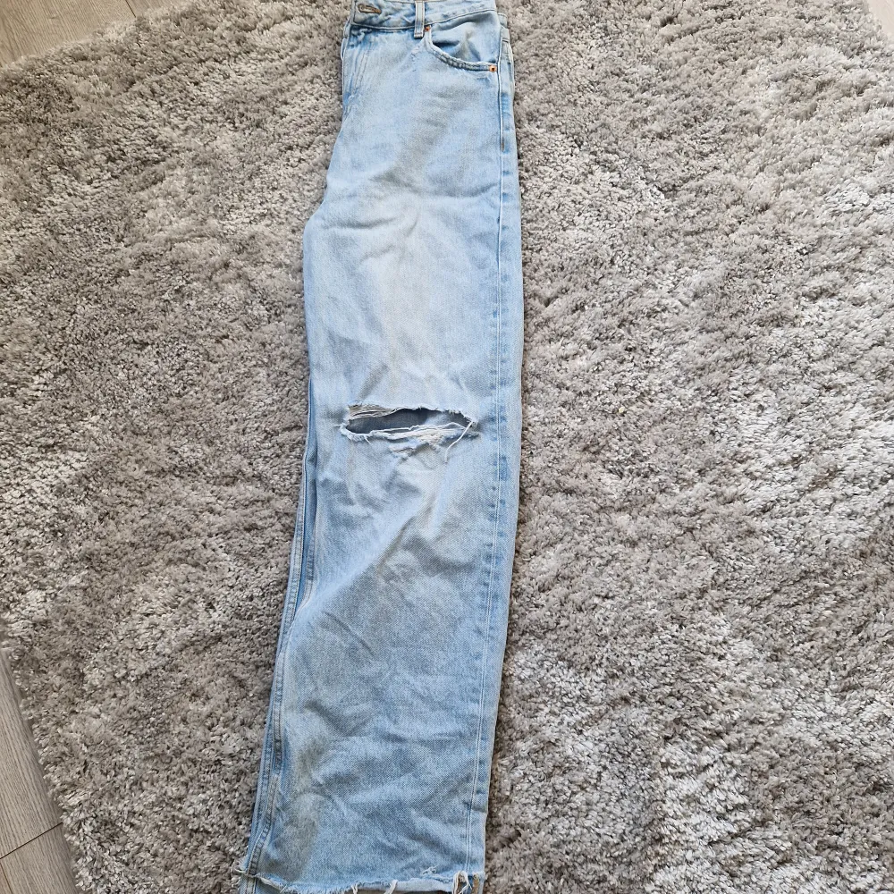Säljer detta par jeans från FBsister💓 dom är i bra skickt och använda bara nårga gånger💓, säljer dom för de inte kommer till användning💓 skriv till mig om ni vill ha föer bilder💓. Jeans & Byxor.