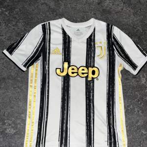 Säljer en Juventus tröja den är i mycket fint skick och säljer den bara för att den är för liten ”ÄKTA” Priset kan diskuteras 