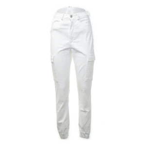 Cargobyxor från BIK BOK i storlek 36 vita - Storlek: 36, passar även 34. De är i jättebra skick. Inga defekter eller fläckar. De är även nytvättade. Skön kvalitet Nypris: 499kr Jättehäftiga byxor som formar sig fint på kroppen Cargobyxor från BIK BOK Användbara fickor, två på benen två på framsidan