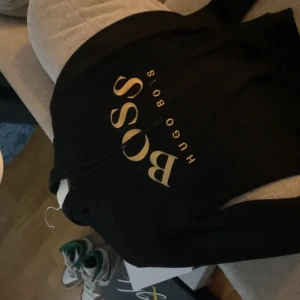Hugo Boss black hoodie - Bra skick, använts sällan  Köpt för 1200kr  
