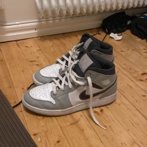 Jordan 1 - Har vuxit ur dom men har bara använt dom 4 gånger så dom är fortfarande i bra skick!