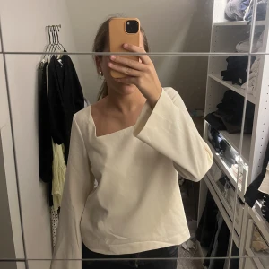 Hm blus  - Säljer min nästan helt oanvända blus från hm som jag tror är slutsåld. Eftersom att den är som ny har den inga defekter och är typ i nyskick💕💕