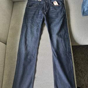 Ett par helt oanvända Levis jeans för herr som är äkta. Köpta för 800kr säljes för 400kr Storlek W34 L32 Nedsatta från 500kr