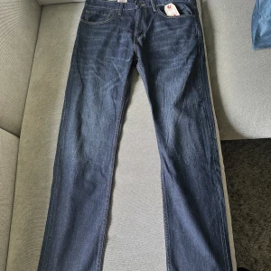 Levis jeans - Ett par helt oanvända Levis jeans för herr som är äkta. Köpta för 800kr säljes för 400kr Storlek W34 L32 Nedsatta från 500kr