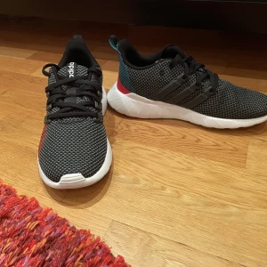 Säljer nästan oanvända adidas skor - Adidas skor för 150kr