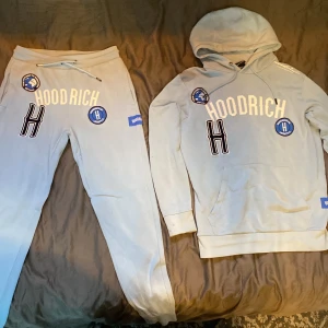 Hoodrich dress - Hej säljer min Hoodrich dress. Byxorna är i fint skick i storlek S. Tröjan är i bra skick men har fläckar som inte går bort i tvätt maskinen därav priset! Tröjan är i storlek Xs. Hör gärna av er vi fler frågor eller mer bilder. Och dom säljs tillsammans. 