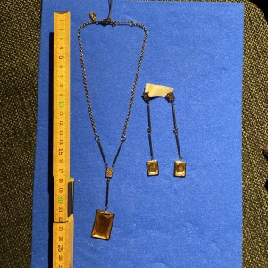 Halsband & Örhängen set - Ett vackert, stilrent set med stor sten i spegelglas och swarovskicrystal