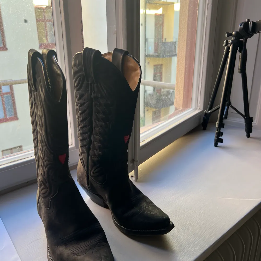 Cowboyboots med ett hjärta på framsidan. Märket är Tony Mora. Skor.