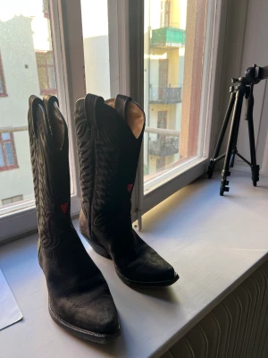 Cowboyboots med hjärta - Cowboyboots med ett hjärta på framsidan. Märket är Tony Mora